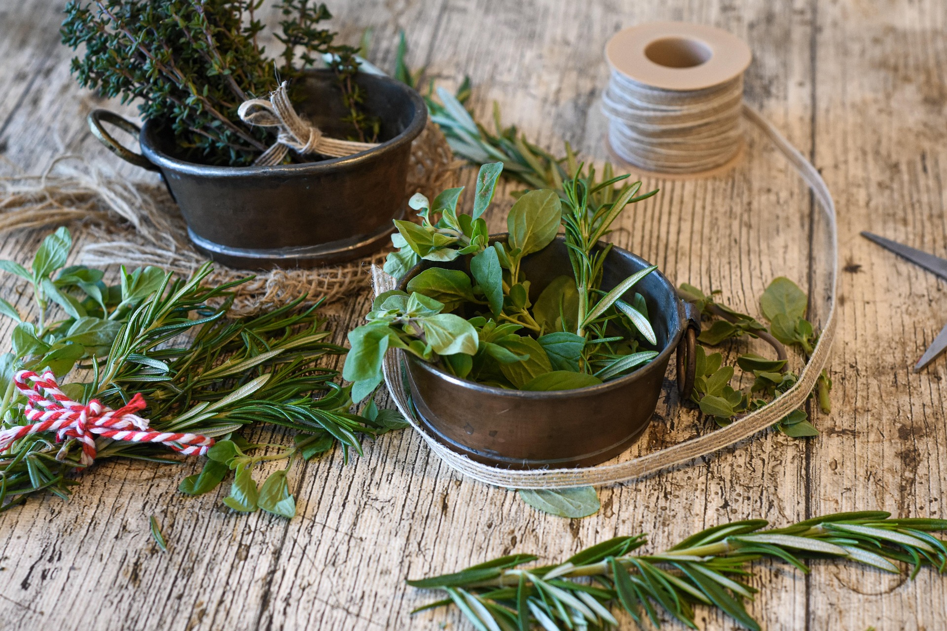 Bouquet de thym, romarin et basilic frais dans coupelles cuivre