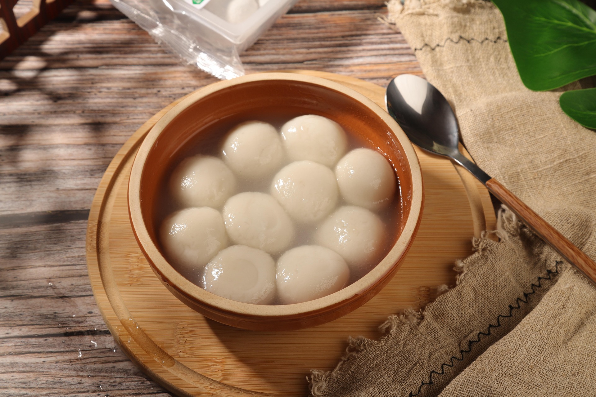 Boulettes de riz gluant Tangyuan en bouillon clair dans bol traditionnel